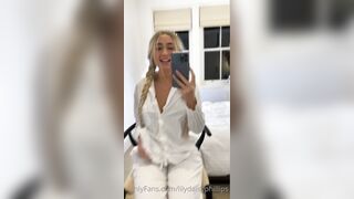 Lillian Phillips squirting against mirror