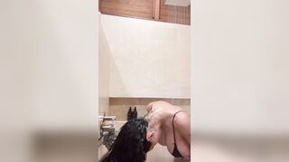 Mia Khalifa shaving her armpits